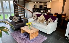Cader Mountain View Cottage With Hot Tub In Snowdonia